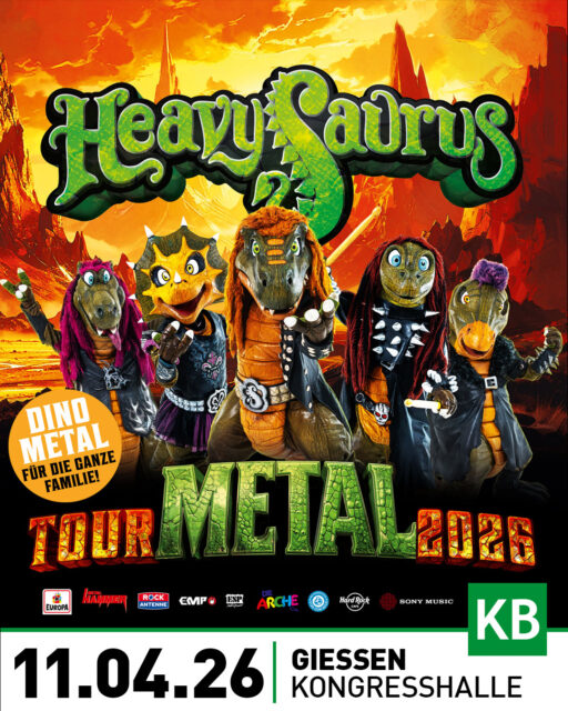 🔥 Metal für die ganze Familie – HEAVYSAURUS kommen nach Gießen! 🔥
Vom Kinderzimmer bis Wacken – HEAVYSAURUS bringen echten Metal auf die Bühne – kindgerecht, laut, liebevoll und live! 🦖🎸 Am 11. April 2026 macht die Kultband für kleine und große Rockfans Halt in Gießen!
Mit dabei: neue Songs vom kommenden Album „METAL“, spektakuläre Dino-Show, Mitmach-Spaß und jede Menge „Pommesgabel“-Power 🤘 – perfekt für Kinder von 3 bis 11 Jahren und ihre Familien.
📅 Eventim Pre-Sale: Fr., 01.08.2025, 11:00 Uhr
📅 Allgemeiner Vorverkauf: Mi., 06.08.2025, 12:00 Uhr